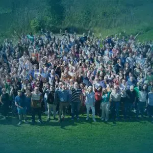 Whole college photo with faculty, staff, HDs and students looking up and waving