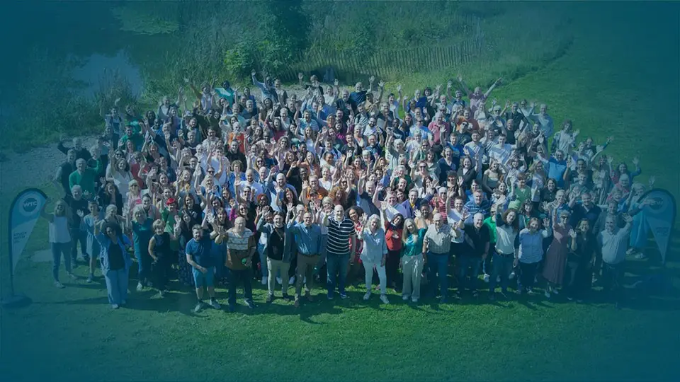 Whole college photo with faculty, staff, HDs and students looking up and waving