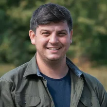 Mark Reid profile pic smiling standing outside